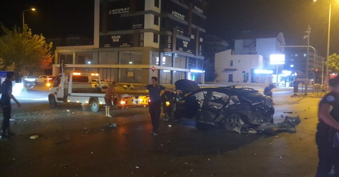 Kavşağa çıkan otomobili adeta biçti, sürücü araçtan fırladı: 3 yaralı