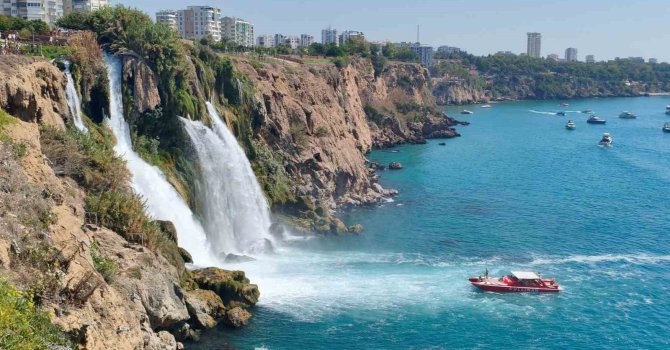 Falezlerden düşen kadın için dalgıçlar su altında arama çalışması yaptı