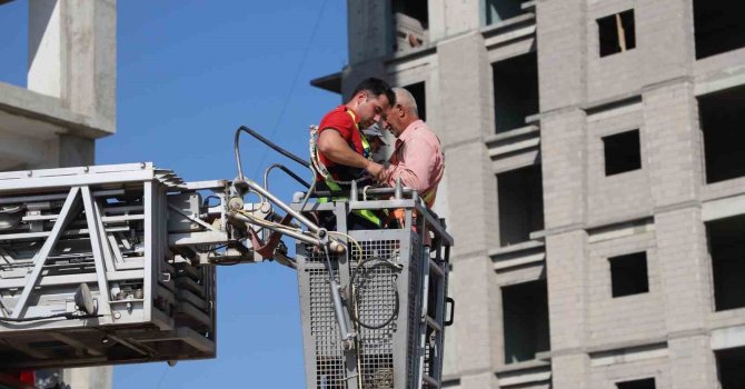 13. katta iskelede mahsur kalan işçileri itfaiye kurtardı