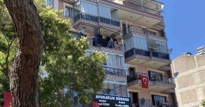4. katta balkon demirleri üstünde tehlikeli mesai