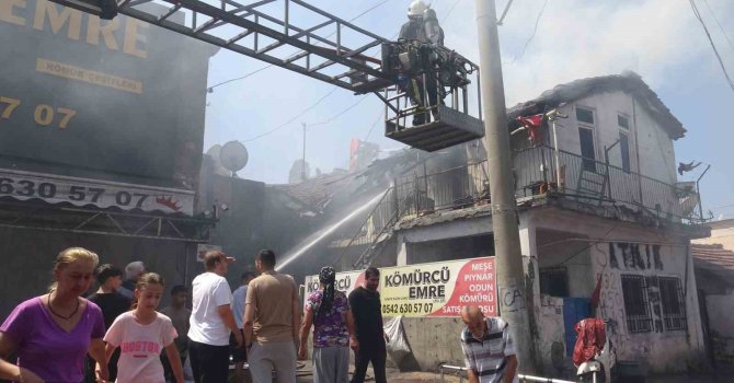 Kıbrıs gazisi, yeğeninin yaktığı evden sadece zarar görmeyen Türk Bayrağını alabildi