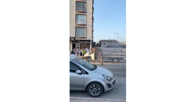 Alevlere teslim olan kamyonetteki yangına kolayla müdahale ettiler