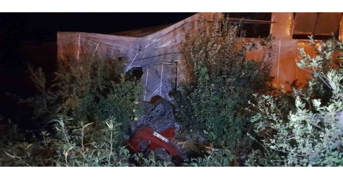 Yoldan çıkan otomobil seraya çarptı: 5 yaralı