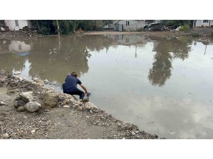 Son 65 yılın en kurak döneminin yaşandığı Hatay’da sağanak yağış yolları göle çevirdi