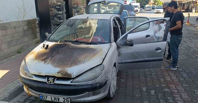 Antalya’da seyir halindeki otomobilin yandı