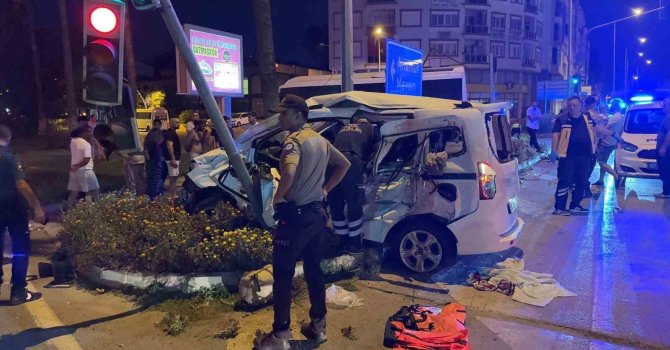 Antalya’da kırmızı ışık ihlali kazayı da beraberinde getirdi: 3’ü ağır 6 yaralı