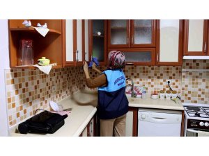 Akdeniz Belediyesinin evde temizlik hizmeti sürüyor