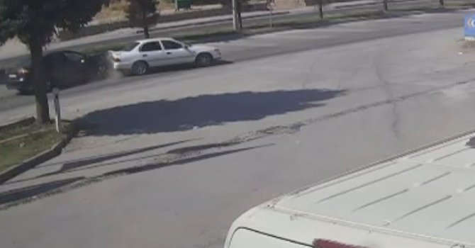 3 aracın karıştığı kaza güvenlik kamerasında