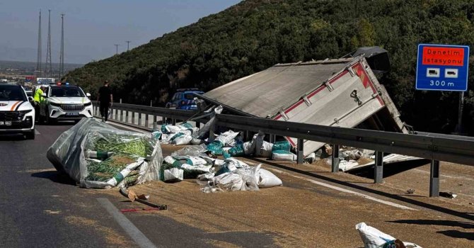 Antalya’da tır devrildi, ortalık savaş alanına döndü: Genç sürücü hayatını kaybetti