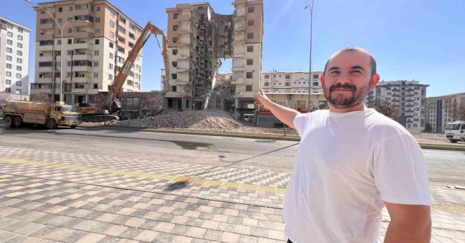 Yıkım çalışması sürüyor: Ortasında dev boşluk kalan bina dikkat çekti