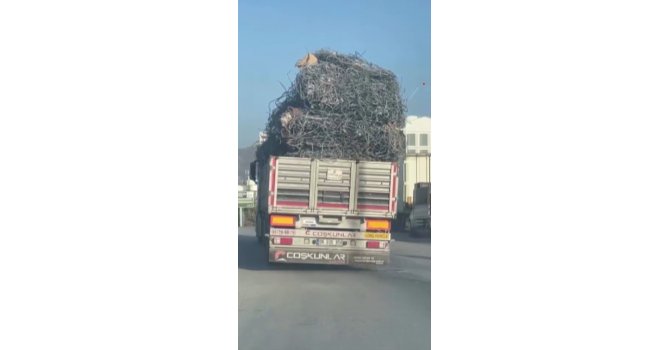 Hatay’da demir yüklü tır trafikte yürekleri ağza getirdi