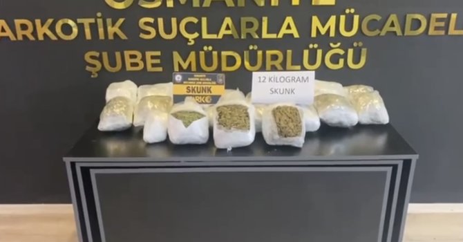 Osmaniye’de hafif ticari araçta 12 kilo skunk ele geçirildi