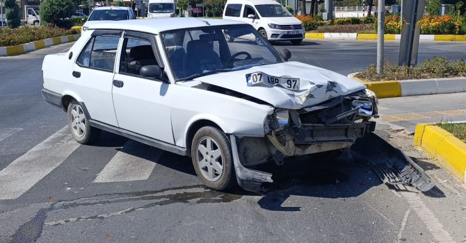 Manavgat’ta Tofaş otomobille çarpışan motosikletli ağır yaralandı