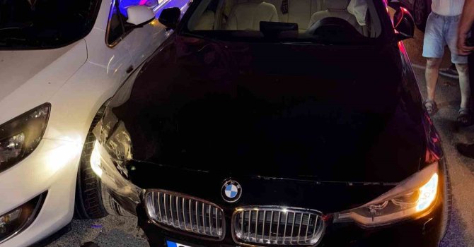Emniyetin karşı sokağında 6 araca çarparak zarar verip yaya kaçtı