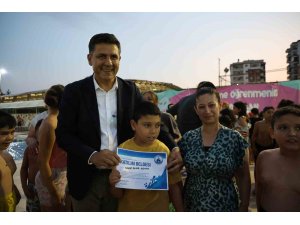 Özel bireyler havuzda engellerini aştı, 500 çocuk yüzme öğrendi