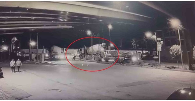 Beton mikserinin ezdiği motosikletin sürücüsü son anda kurtuldu