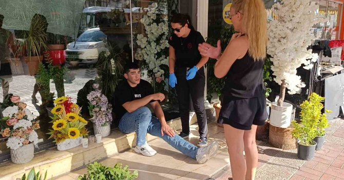 Ticari taksiyle çarpışan motosiklet savrulup başka bir otomobile çarptı: 1 yaralı