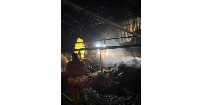 Çiftlikte çıkan yangında saman balyaları alevlere teslim oldu