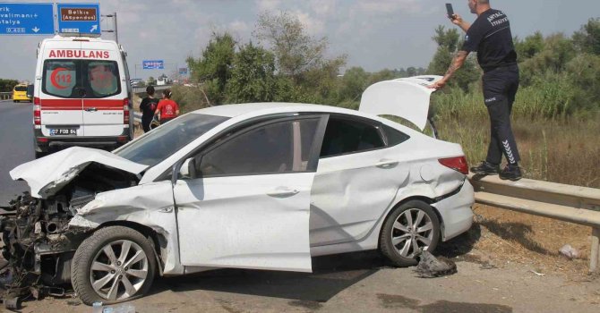 Otomobil yol kenarında bariyerlere çarptı: 2 yaralı