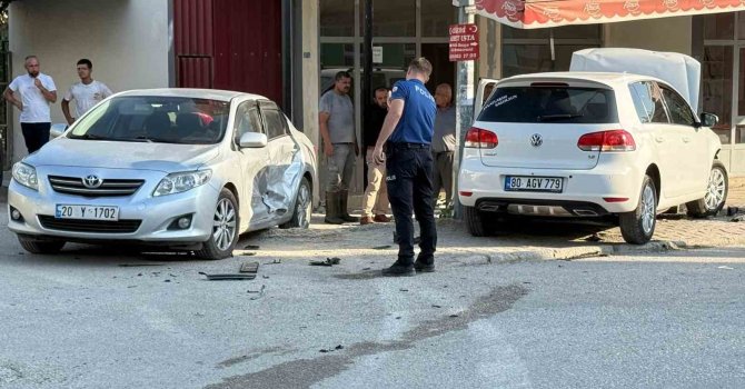 Osmaniye’de iki otomobilin karıştığı kazada 3 kişi yaralandı