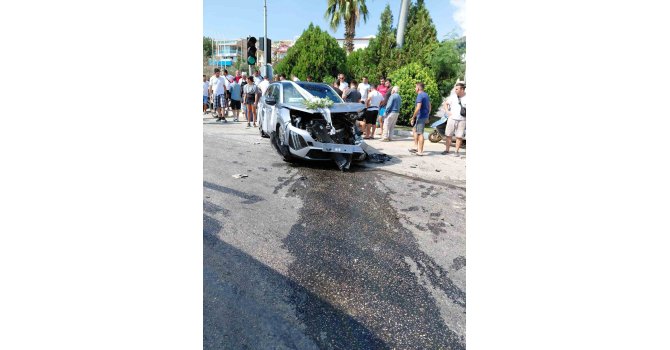 Kırmızı ışık ihlali yapan araç, gelin arabasıyla çarpıştı: 1 yaralı