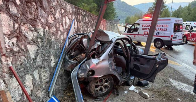 Burdur’da otomobil yol kenarındaki levhaya çarptı: 3 yaralı