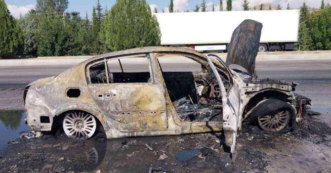 Burdur-Antalya kara yolunda otomobil yandı