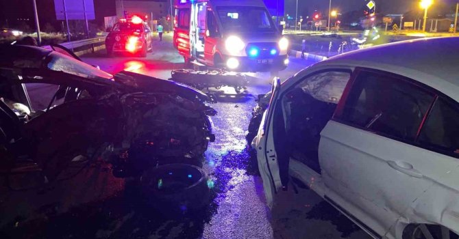 Isparta-Eğirdir kara yolunda otomobiller çarpıştı: 2 yaralı