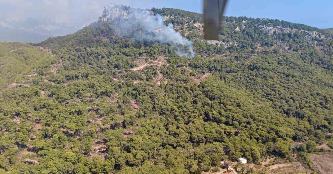 Kemer’de ormanlık alanda çıkan yangına havadan ve karadan müdahale