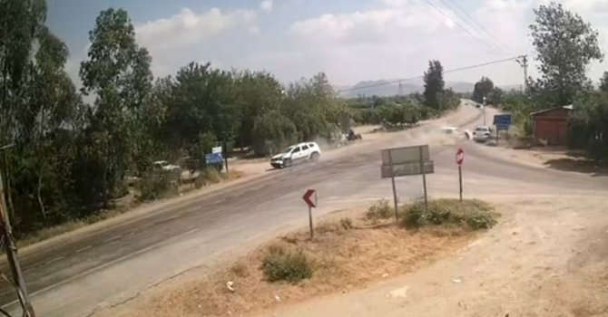 Kavşakta yaşanan kaza güvenlik kamerasına yansıdı