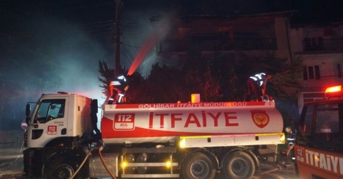 Burdur’da çatıda çıkan yangın daireye sıçardı