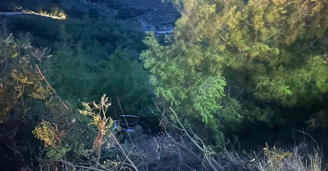 Osmaniye’de otomobil uçuruma yuvarlandı: 3 yaralı