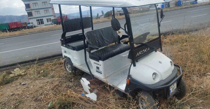 Kontrolden çıkan golf aracı yol kenarına savruldu, sürücü yaralandı