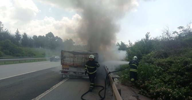 Seyir halindeki tırın dorsesinden alevler yükseldi