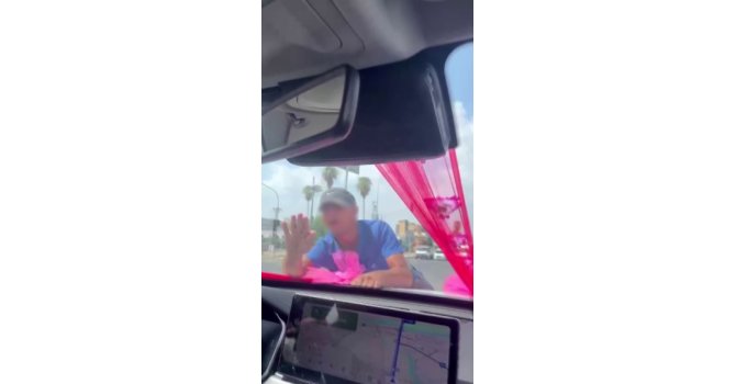 Gelin arabasının önüne atlayan genç, gelin ve damadı korkuttu