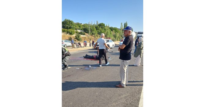 Kamyonete çarpan motosiklet sürücüsü hastanede kurtarılamadı