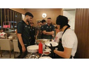 Bursasporlu oyuncular galibiyeti tantuni yiyerek kutladı