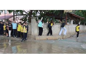 Adana Kozan’da fırtına ve yağmur etkili oldu
