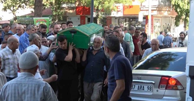 Görev başındayken otomobilin çarptığı güvenlik görevlisi hayatını kaybetti