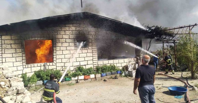 Kırıkhan’da müstakil ev alevlere teslim oldu