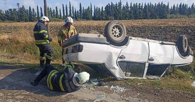 Takla atarak ters dönen otomobildeki 2 kişi yaralandı