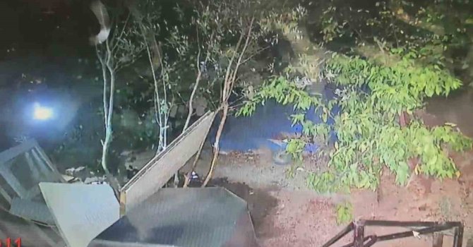 Su deposunu tamir ettiği esnada ölümden saniyelerle kurtulduğu anlar kamerada