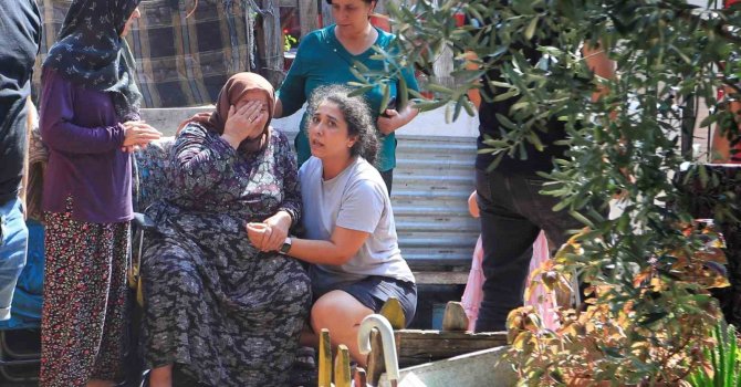 Evinde yangın çıkan adam söndürme çalışmalarını çaresiz gözlerle izledi