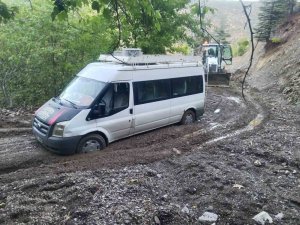 Şiddetli yağış nedeniyle kapanan yollar açıldı
