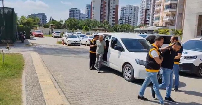 Adana’da ’çöpleri aşağı atmayın’ diye uyaran temizlikçi dövüldü: Şüpheli baba oğul yakalandı