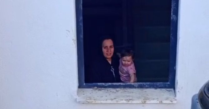 Evde mahsur kalan çocuk iş makinesi yardımıyla kurtarıldı