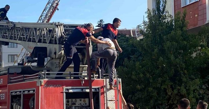 Yangın çıkan çatıda mahsur kalan işçi kurtarıldı