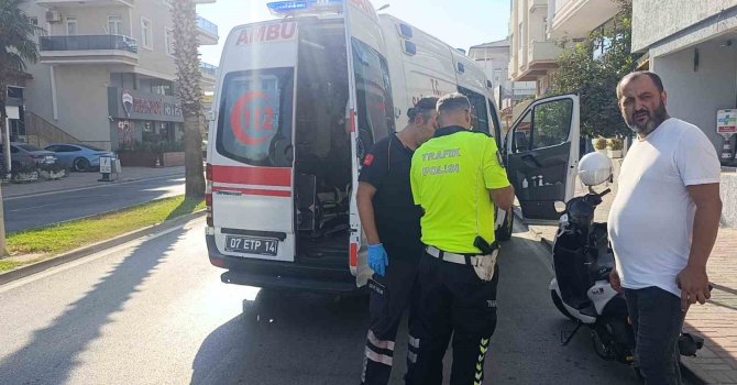 Otomobil ile çarpışan motosikletli yaralandı: Kaza anı güvenlik kamerasında