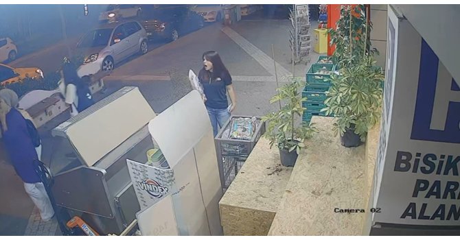 Önüne çıkan otomobilden kaçmak isterken devrilip başka aracın altına girdi: 1 yaralı