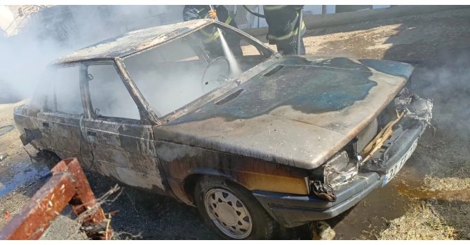 Yolda alev alan otomobil tamamen yanarak kullanılamaz hale geldi